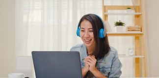 3 Manfaat Mendengarkan Musik Saat Bekerja