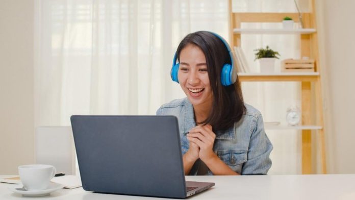ilustrasi-perempuan-bekerja-sambil-mendengarkan-lagufoto-freepiktirachardz_169