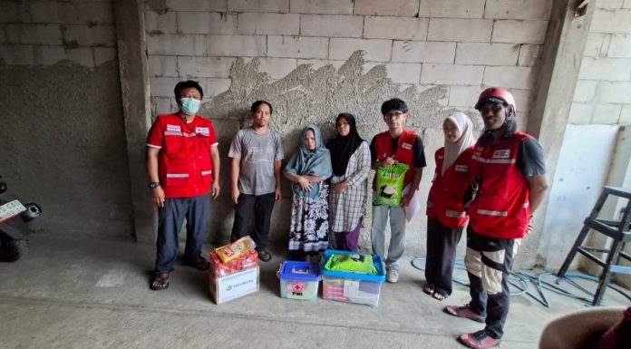 PMI Kota Tangerang Salurkan Bantuan untuk Korban Kebakaran di Gebang Raya