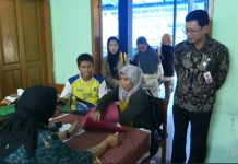 Pantauan Kepala SMP Negeri 16 Kota Tangerang, Nandang Suwardi (Kanan) di ruang panitia pendaftaran.