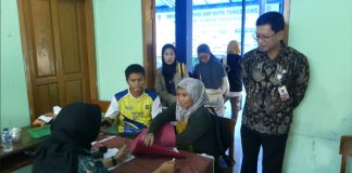 Pantauan Kepala SMP Negeri 16 Kota Tangerang, Nandang Suwardi (Kanan) di ruang panitia pendaftaran.