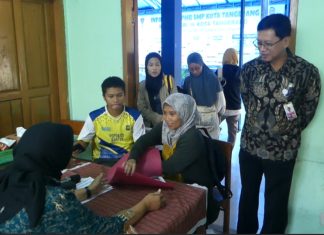 Pantauan Kepala SMP Negeri 16 Kota Tangerang, Nandang Suwardi (Kanan) di ruang panitia pendaftaran.