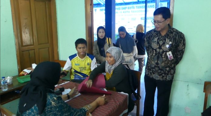 Pantauan Kepala SMP Negeri 16 Kota Tangerang, Nandang Suwardi (Kanan) di ruang panitia pendaftaran.