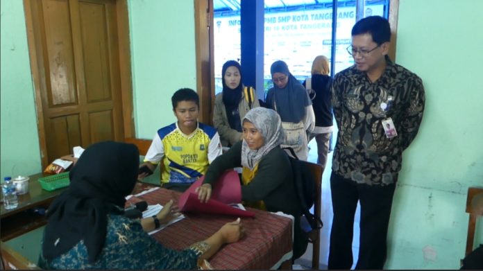 Pantauan Kepala SMP Negeri 16 Kota Tangerang, Nandang Suwardi (Kanan) di ruang panitia pendaftaran.
