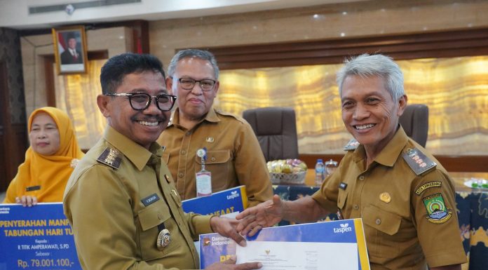 Buka Sosialisasi Ketaspenan, Wali Kota Tangerang Serahkan SK Pensiun ke 98 Pegawai
