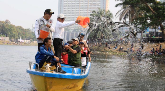 Mancing Bareng di Situ Gede, Sachrudin Tebar 1 Ton Ikan Lele