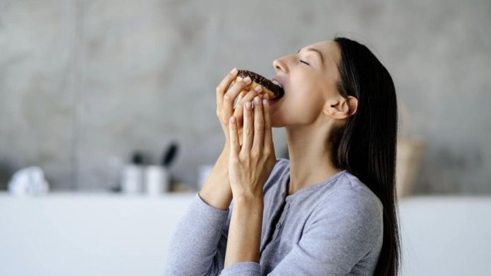 kebiasaan-yang-memicu-emotional-eating-foto-freepikcom-freepik-1784534570615_169